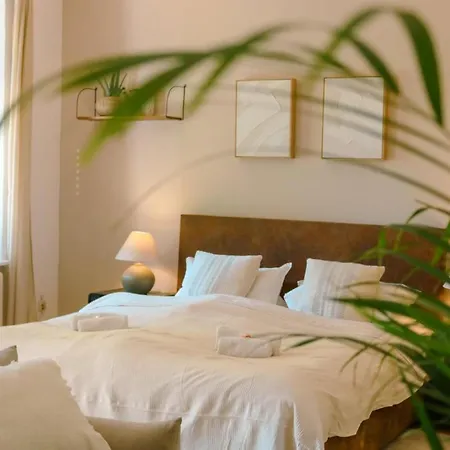 Big-size Bett Gartenapartment Apartment